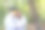 科学家们正在研究森林中的植物种类。男女科学家在森林里用放大镜观察树叶。森林里的科学家生态学家采集植物样本。图片下载