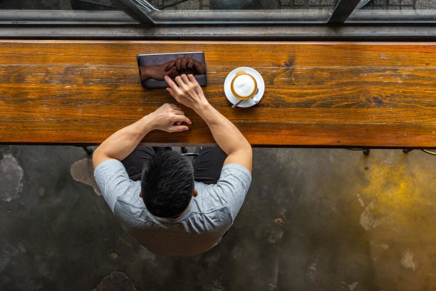 俯视图亚洲肌肉自由职业者轻敲平板电脑屏幕图片下载