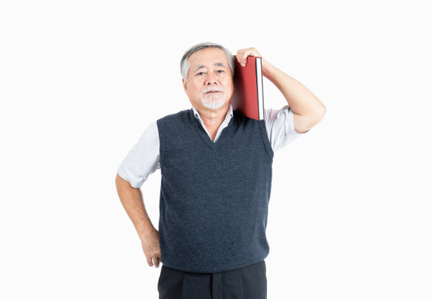 资深男性看相机拿书与你的宣传空间或文字孤立在白色背景，人们的生活理念。图片下载