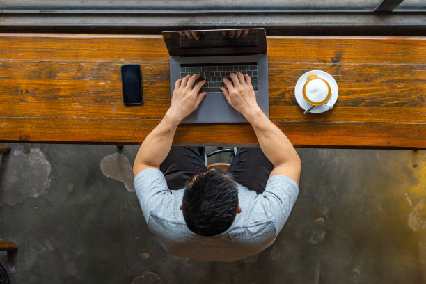 孤立的亚洲自由职业者在乡村咖啡店用笔记本电脑工作图片下载