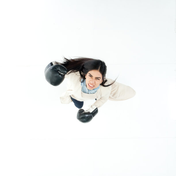 正上方的商业妇女戴拳击手套图片下载