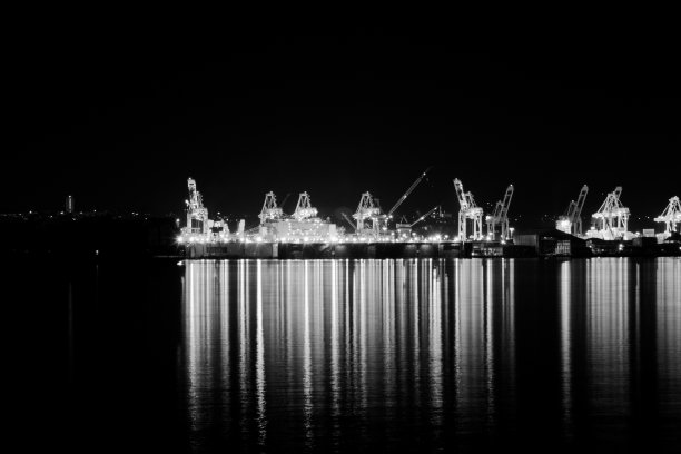 黑色和白色的夜晚，沿着普吉特海湾的商业码头图片下载