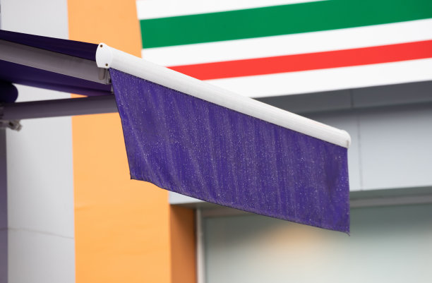 紫色的雨篷孤立在白色背景上。图片下载