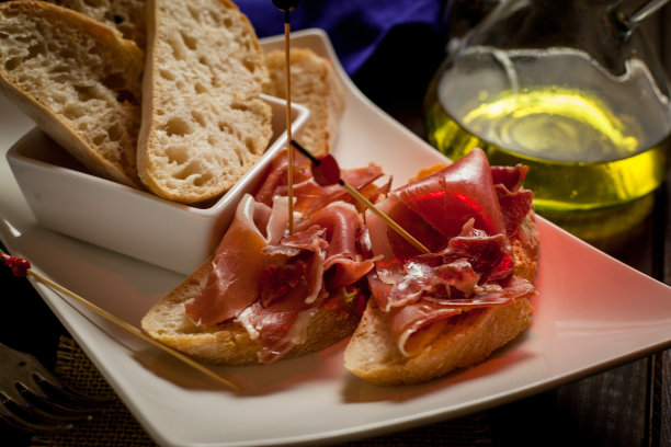 典型的西班牙塞拉诺火腿图片下载