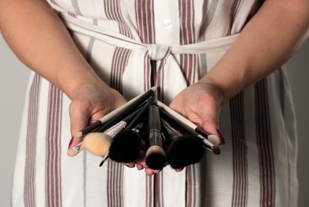 化妆师。选择化妆工具的概念。图片下载