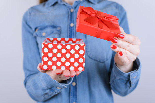 渴望浪漫，乐趣，快乐，照相机，你的帽子，圣诞节，新年，情人节，情人节，朋友，家人，小你，人，人，青少年，年龄的概念。裁剪近距离照片的礼物孤立在灰色的背景图片下载