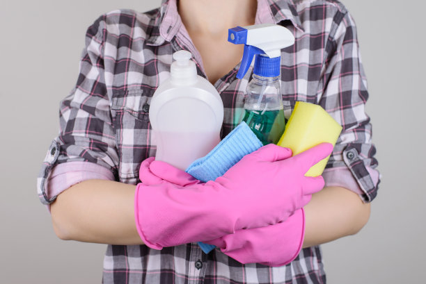 休闲格子衬衫，肥皂盘，陶器，碗，盘子，液体人，人的概念。近距离照片的专业清洁人员携带化学地毯在手孤立在灰色背景拷贝空间图片下载