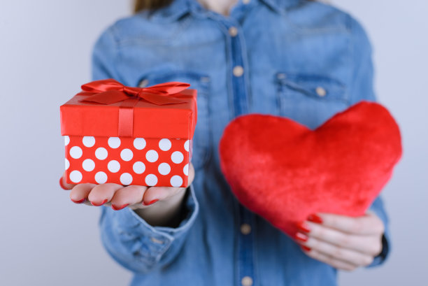 趋势纸对不起原谅日期纪念日新年圣诞父亲送收到人人概念。裁剪可爱可爱的女士的近距离照片与礼物在手孤立在灰色的背景图片下载