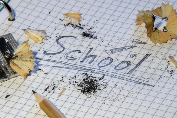 在牢房的笔记本上刻有“返校”字样的铅笔图片下载