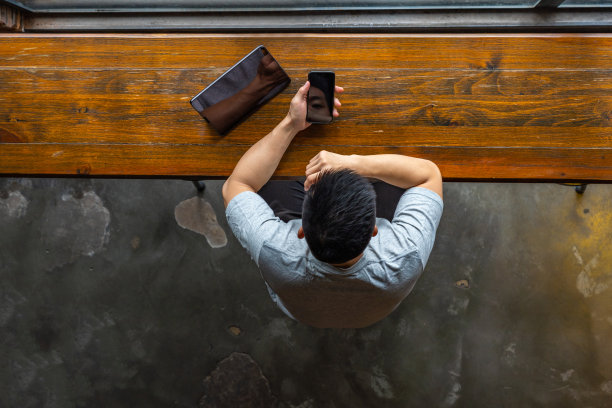 孤立的亚洲人在乡村背景下使用手机和平板电脑图片下载