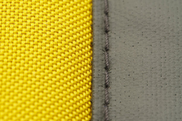 接缝在黄色运动袋特写图片下载