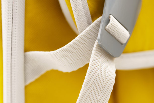 锁在白色皮带上的灰色金属扣图片下载