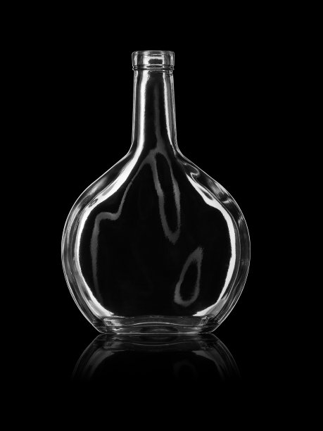 空开的酒精饮料瓶，孤立在黑色背景反射图片下载