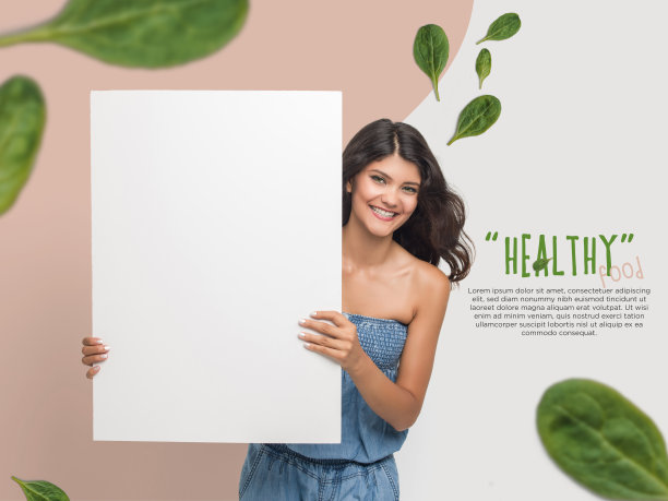 微笑的年轻女子举着空白的公告牌图片下载