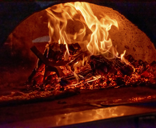 室外披萨烤箱里的火焰图片下载