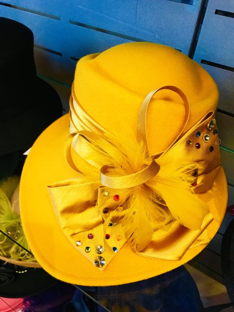 金黄色的帽子，带着蝴蝶结和珠宝图片下载