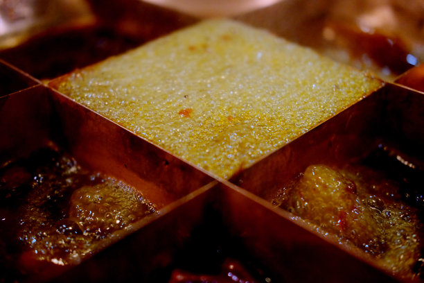 近油泡沸腾的麻辣火锅。中国流行的四川成都菜。图片下载