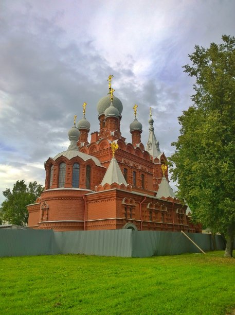 俄罗斯唯一的正统基督教教堂，供奉以纪念塔尔苏斯的殉道者朱利安。美丽的寺庙，白色的圆顶和金色的十字架。普希金,圣彼得堡。后恢复。图片下载