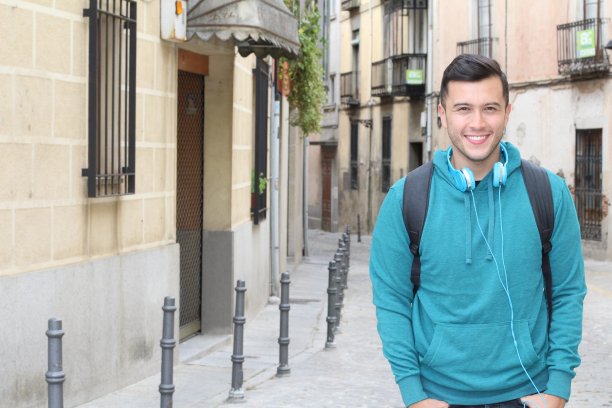 一个南美年轻人在户外微笑图片下载