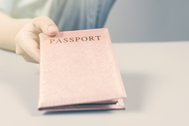 机场的出入境和护照检查。持有乌克兰护照的女性边境管制官。概念图片下载