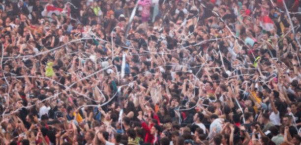 夏日节日的人群模糊了背景图片下载