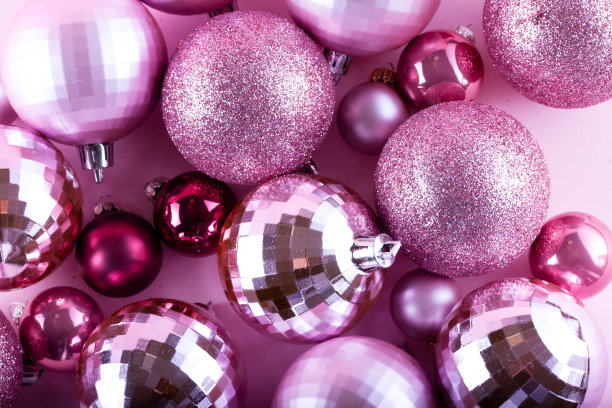 粉红色的圣诞球图片下载