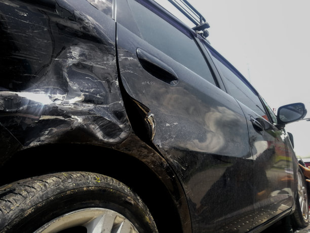 车祸。在这次事故中，一辆黑色轿车被撞坏了。公路边的破车在路上等待救援。图片下载