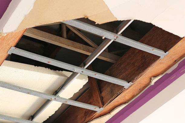 房子的天花板裂了一个大洞。损坏的天花板。图片下载