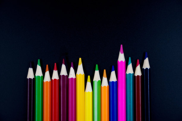炭笔背景上的彩色铅笔。回到学校。文本输入的空白图片下载