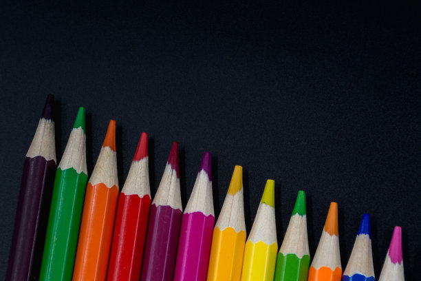 炭笔背景上的彩色铅笔。回到学校。文本输入的空白图片下载