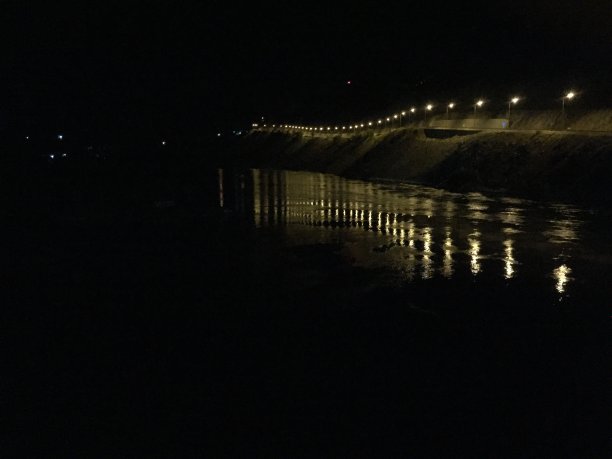 夜空映衬下的湖景图片下载