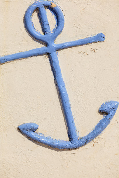 蓝色锚细节在浅白色的墙壁上。图片下载