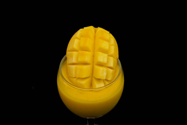 芒果水果片和芒果摇接近股票照片上的黑色背景，芒果方块，Multani Chaunsa图片下载