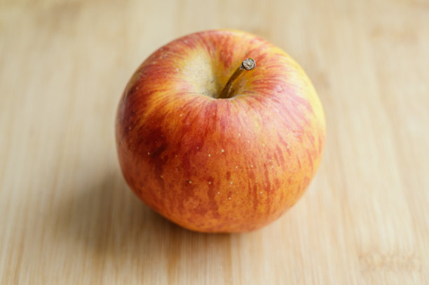 苹果放在木桌上。年代图片下载