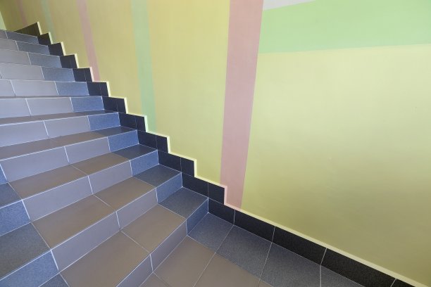 在房子内部用瓷砖覆盖的宽阔的阶梯。图片下载