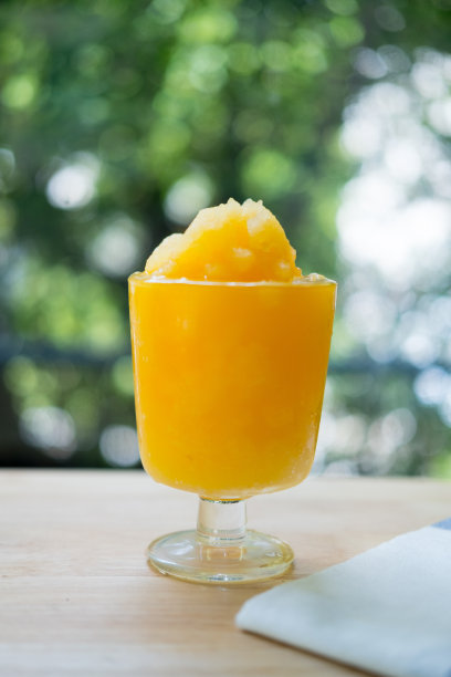 一杯有机新鲜橙汁。以自然为背景自制果汁图片下载