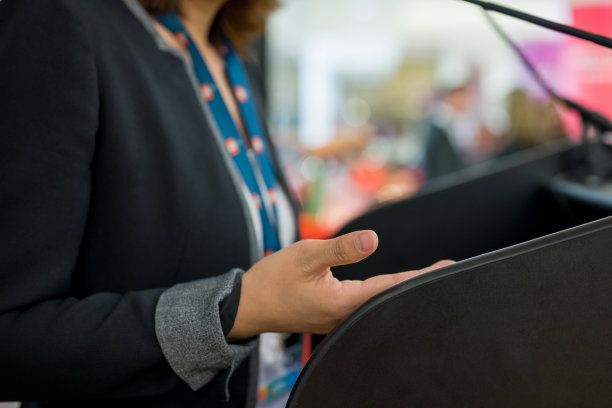 女人拿着演讲图片下载