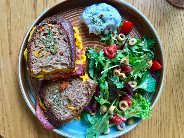 吐司三明治配酸面包，烤牛肉，切达奶酪，沙拉和蛋黄酱。图片下载