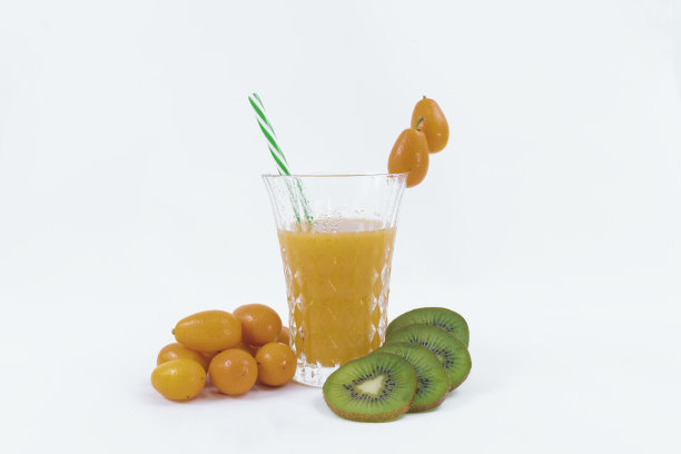 绿色的猕猴桃片，橙汁和小橙子在白色的背景图片下载