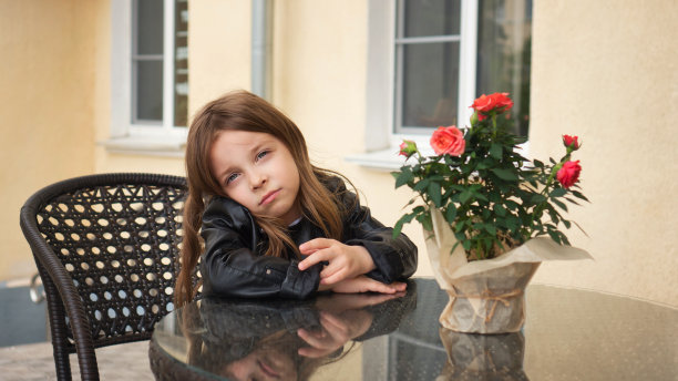 小学生在夏日咖啡馆的露台上图片下载