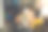 亚洲人群朋友在家里吃饭，他们很乐意交谈。图片下载