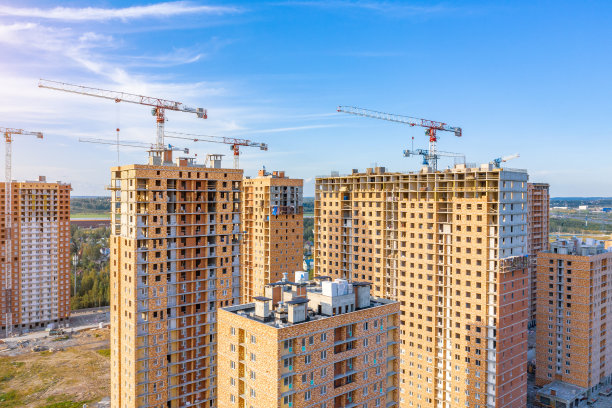 鸟瞰大型建筑小区，与建筑起重机遥望蓝天。图片下载
