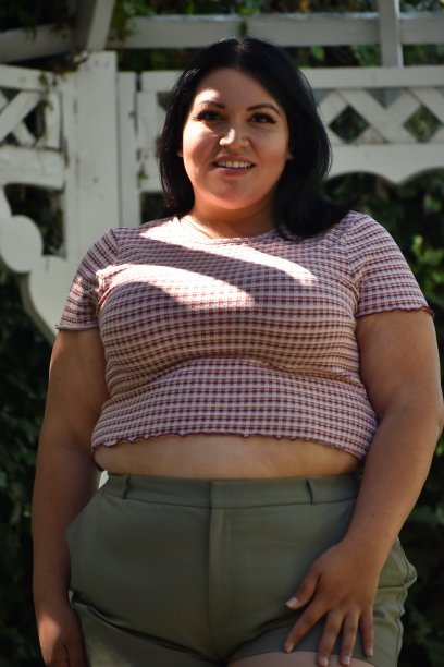 年轻女子在一个凉亭短裤和脱衣衬衫图片下载