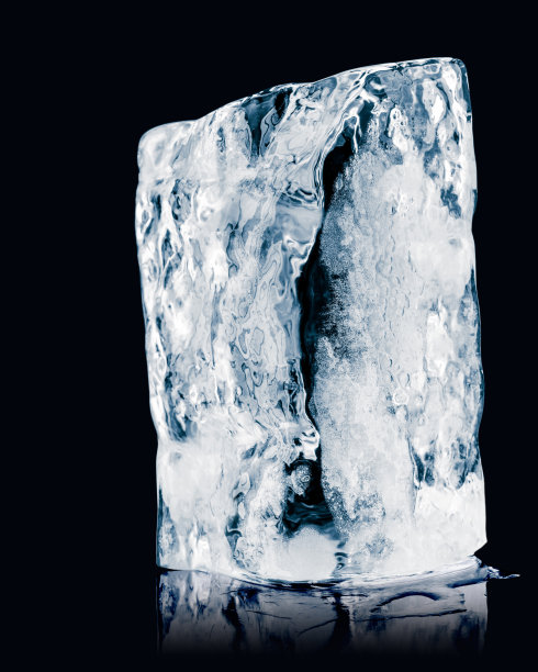 纹理半透明的冰块在黑色的反射背景。图片下载