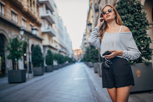 听音乐的漂亮女人图片下载