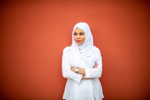 一位穆斯林妇女望向远方的肖像图片下载