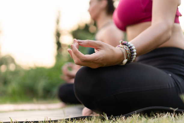 在公园里练习瑜伽的女人的低部分图片下载