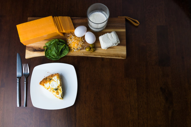 自制的生酮山羊奶酪和菠菜派。宽以上视角。图片下载