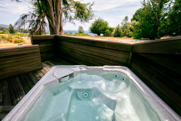 加州太平洋边甲板上的热水浴缸图片下载