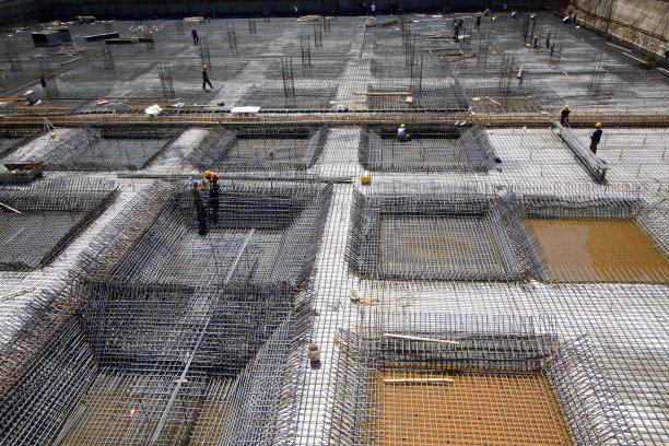 钢筋混凝土框架在一个建筑工地，特写照片图片下载